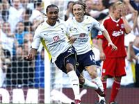 Assou-Ekotto (trái) mở hàng cho chiến thắng của Tottenham trong mùa giải mới.